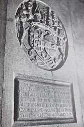 <p>Eeuwenlang zijn welgestelde burgers en geestelijken in de Grote Kerk in Elst begraven. Van de zerkenvloer en de onderliggende graven bleef niets bewaard. Één enkele foto resteert van de grafsteen van Vrouwe Gertruyt tot de Parck. Zij overleed in 1688 en werd bijgezet in de grafkelder van de familie onder het koor (Taminiau 1946). </p>
